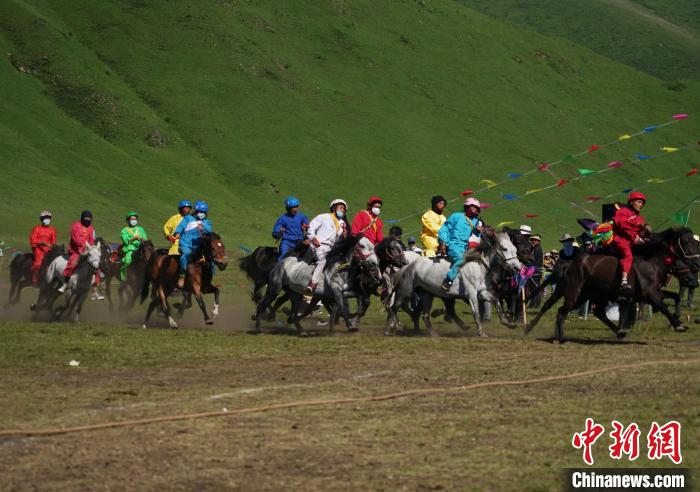 圖為選手進(jìn)行3000米賽馬比賽?！●R銘言 攝