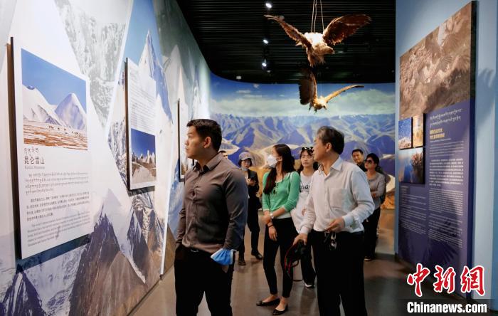 圖為中外嘉賓參觀玉樹州博物館。　馬銘言 攝