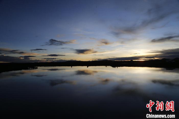 圖為夕陽(yáng)下的查旦濕地?！●R銘言 攝