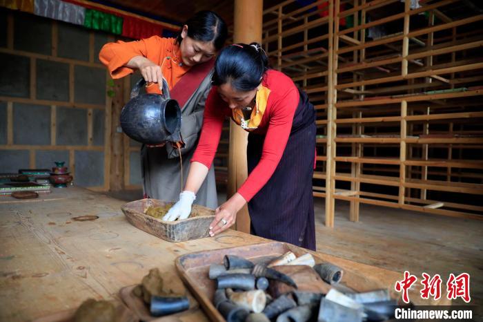 調(diào)合香團。　王磊 攝