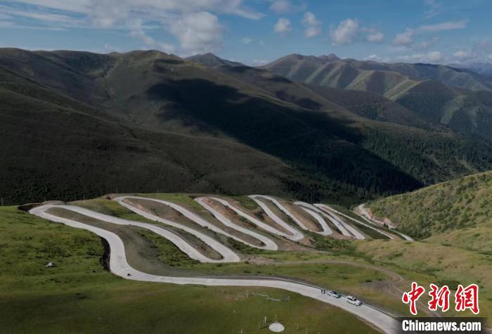 四川壤塘上藍天路：沿線居民致富的幸?！疤炻贰? oldsrc=