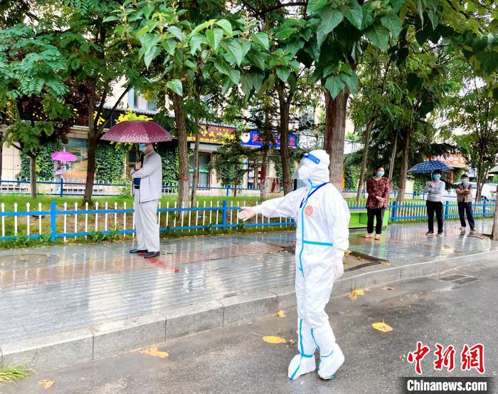 高原小城青海尖扎抗疫見(jiàn)聞：柔肩亦可擔(dān)重任，夫妻檔聞令而動(dòng)