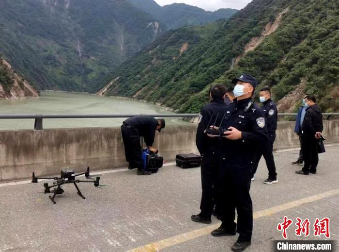 民警組成的搜尋隊(duì)利用無人機(jī)在震區(qū)開展空中巡查?！「首沃莨簿止﹫D