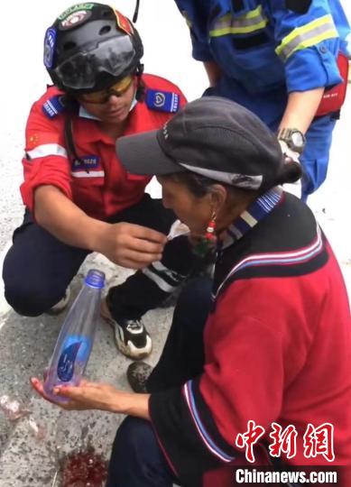 筠連筠愛青年應(yīng)急救援隊(duì)救援人員正在為傷員傷口清理。　受訪者供圖