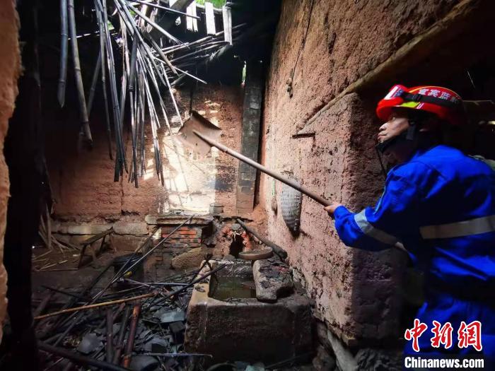 宜賓藍(lán)豹應(yīng)急救援隊(duì)搜救組成員劉方杰正在參與救援。　受訪者供圖