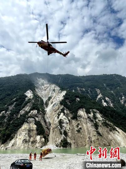 直升機正在運輸110千伏唐下線應急塔塔材?！⌒l(wèi)科 攝