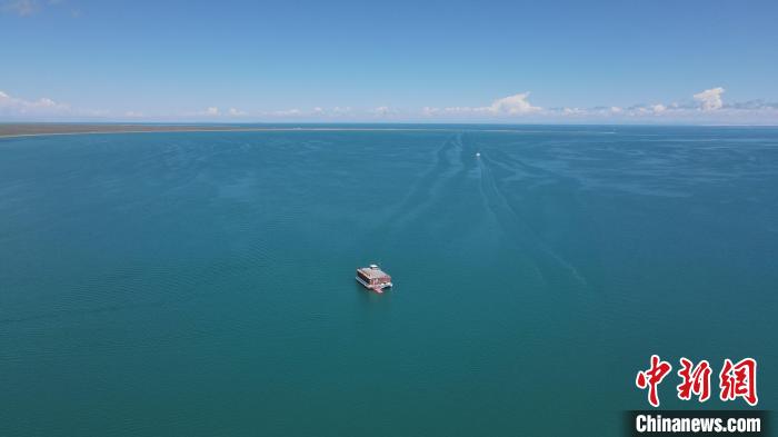 圖為航拍夏日青海湖?！±罱瓕?攝