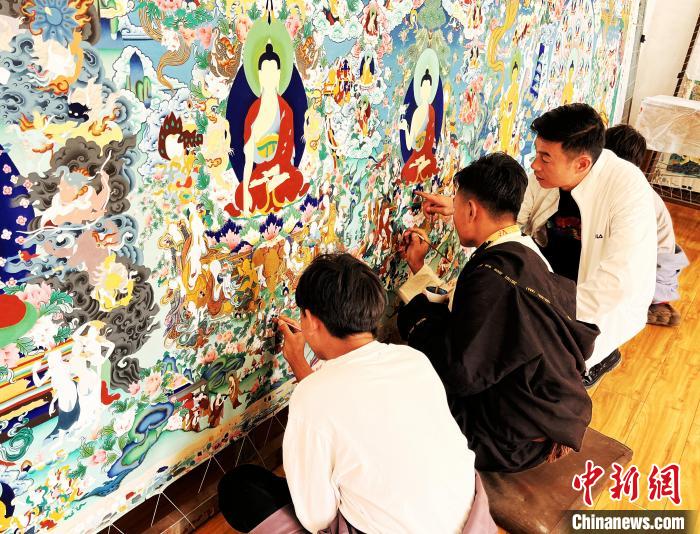 青海唐卡藝術(shù)小鎮(zhèn)：“勞模畫師”師帶徒，文化扶貧富一方