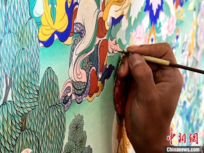 圖為畫師繪畫唐卡?！●R文莉 供圖