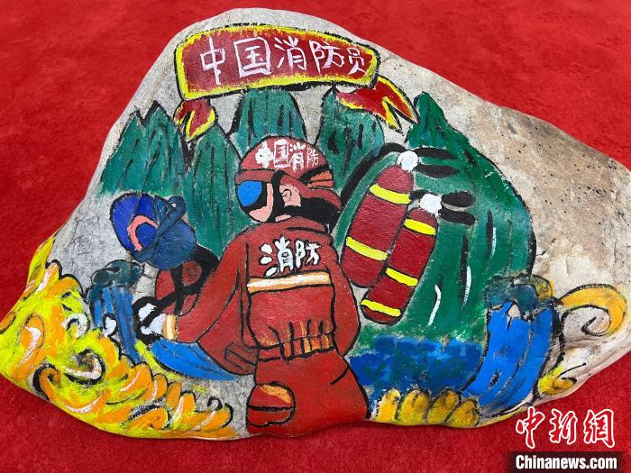 圖為玉樹消防指戰(zhàn)員創(chuàng)作的石頭畫作品《沖鋒有我》?！O瑞祥 攝