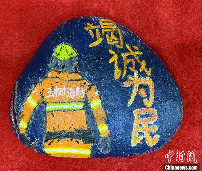 圖為玉樹消防指戰(zhàn)員創(chuàng)作的石頭畫作品《逆行在路上》?！O瑞祥 攝
