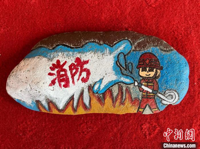 圖為玉樹消防指戰(zhàn)員創(chuàng)作的石頭畫作品《永遠沖鋒在前》?！O瑞祥 攝
