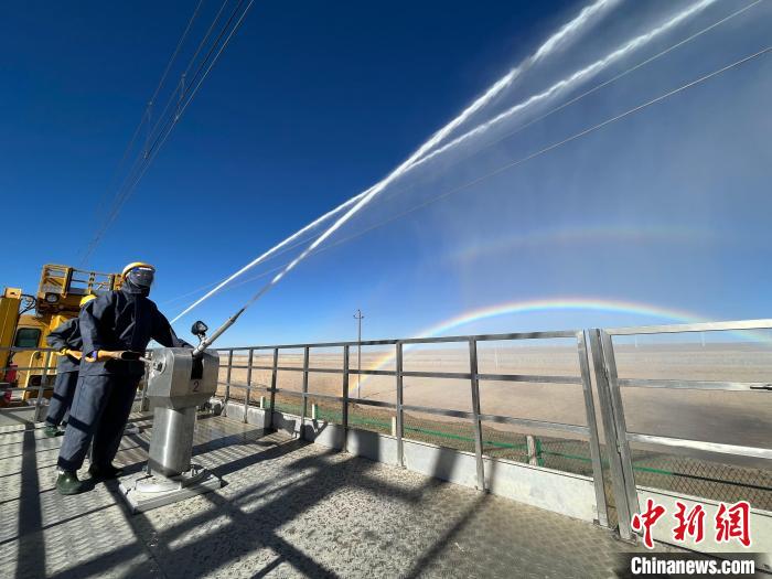 圖為水炮手在操作高壓水炮?！「邌⒑?攝