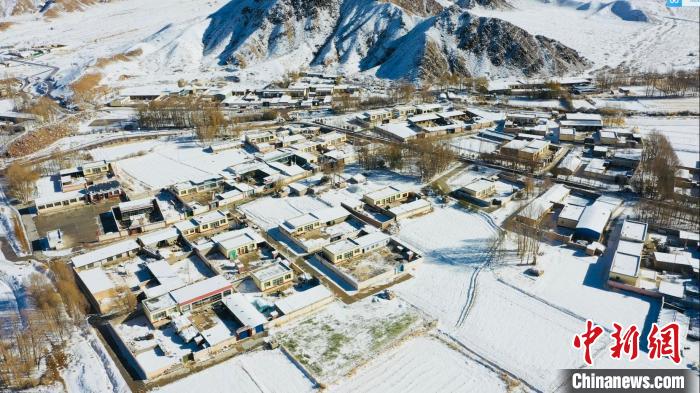 圖為鄉(xiāng)村被白雪覆蓋?！《继m縣融媒體中心供圖