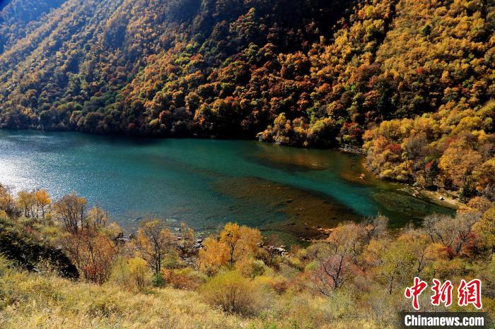 松坪溝風(fēng)光?！『吻搴?攝