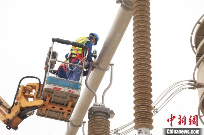 圖為國網(wǎng)青海超高壓公司變電檢修人員正在開展設(shè)備檢修工作。　朱毅然 攝