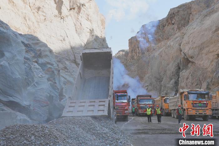 圖為大壩填筑現(xiàn)場(chǎng)?！∷娝木止﹫D