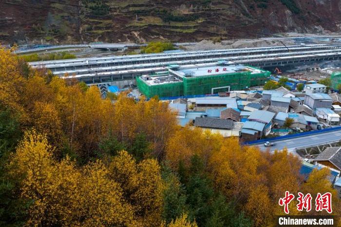 正在建設(shè)的成蘭鐵路松潘站?！⒅铱?攝