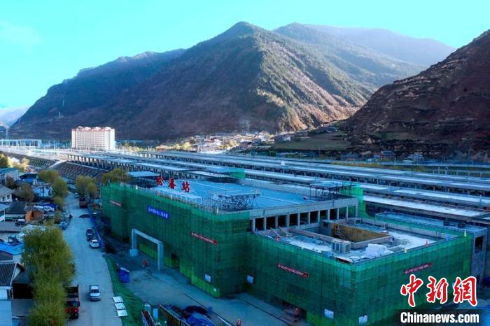 正在建設(shè)中的成蘭鐵路松潘站?！⒅铱?攝