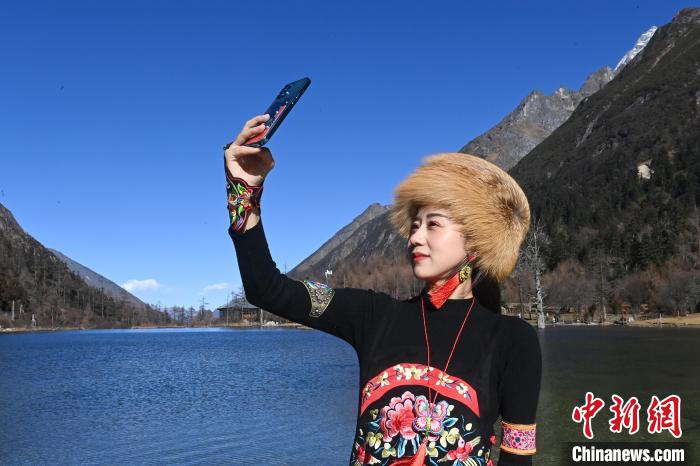 游人在畢棚溝景區(qū)拍照留念?！“苍?攝