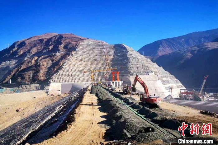巴塘水電站大壩封頂現(xiàn)場。　中國安能第三工程局供圖