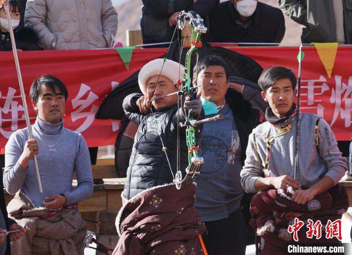 圖為藏族民眾比拼射箭技藝?！●R銘言 攝