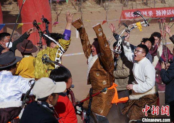 圖為藏族民眾跺腳歡呼慶祝弓箭手射中靶心?！●R銘言 攝