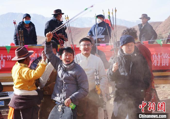 圖為藏族民眾跺腳歡呼慶祝弓箭手射中靶心?！●R銘言 攝
