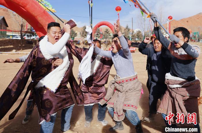 圖為藏族民眾跺腳歡呼慶祝弓箭手射中靶心。　馬銘言 攝