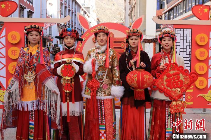 丹巴美女送祝福，迎新年。　李永安 攝