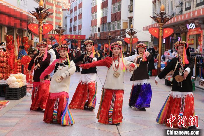 丹巴女孩在街頭跳起歡快歌舞迎接新年到來?！〖o 攝