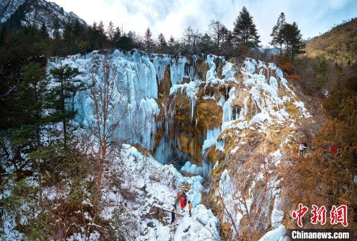 晶瑩剔透的冰瀑仿佛是大自然用冰藍(lán)色繪制出的壯觀畫卷?！『?攝