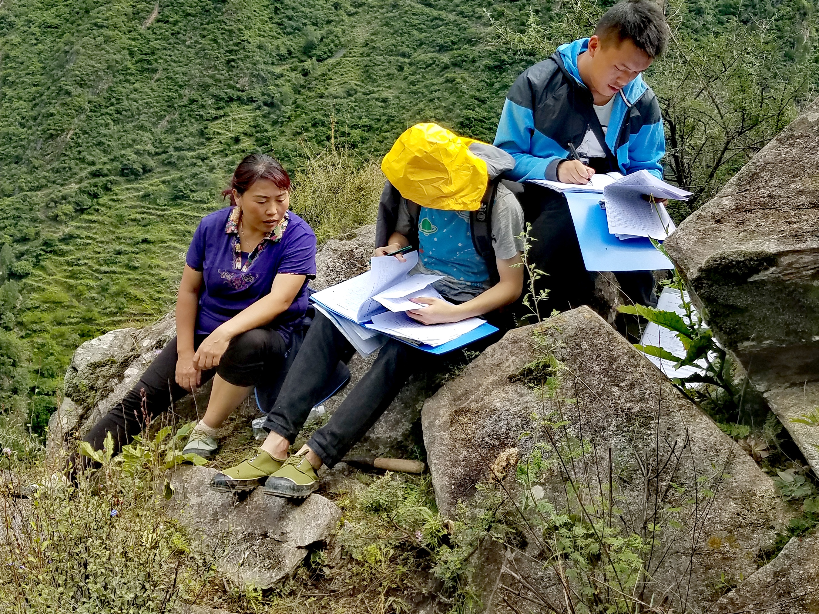 　2022年，余德春(左)協(xié)助排查震后地質災害隱患點。(圖為余德春提供)