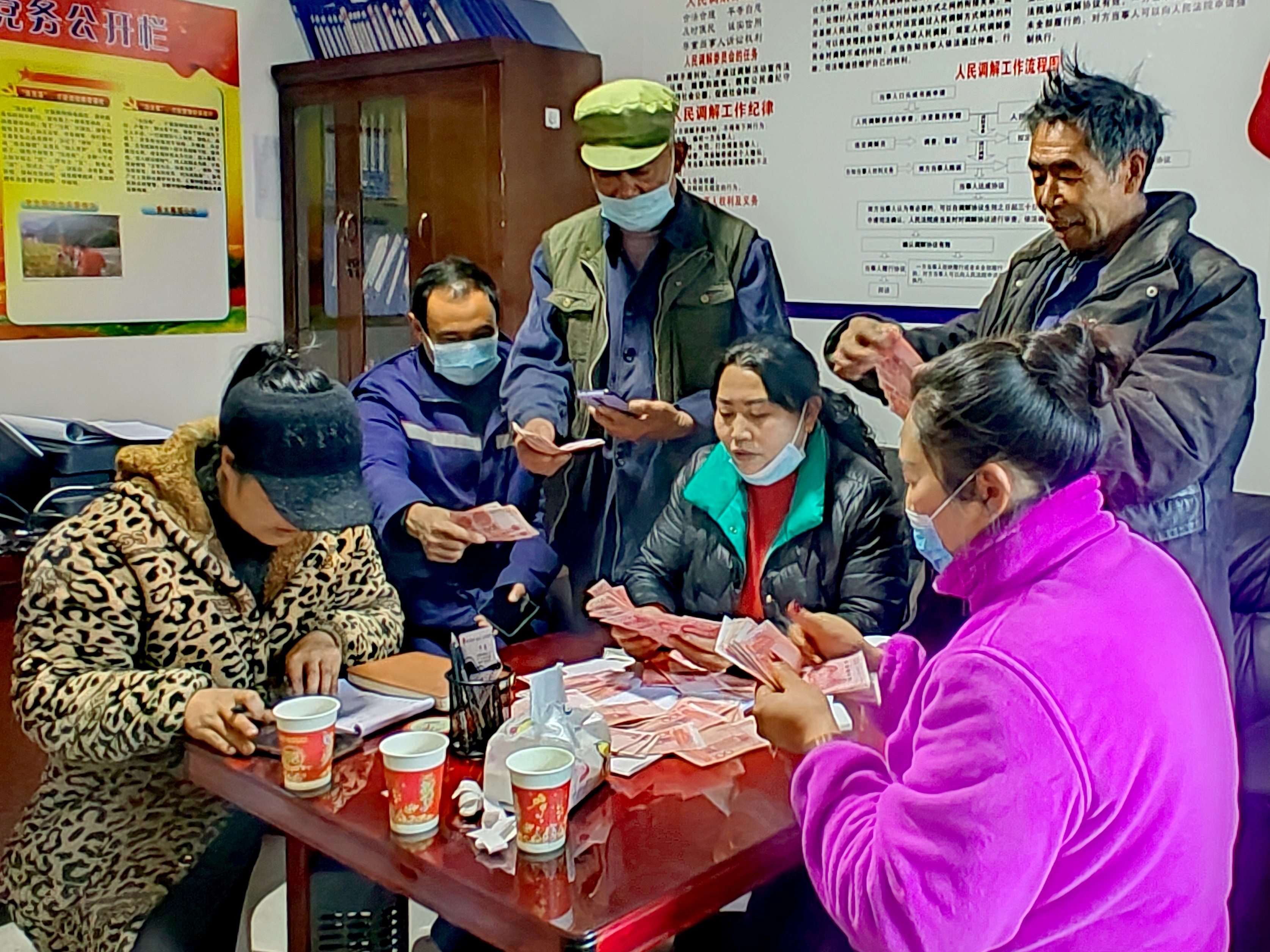 2022年，余德春給村民分紅。(圖為余德春提供)