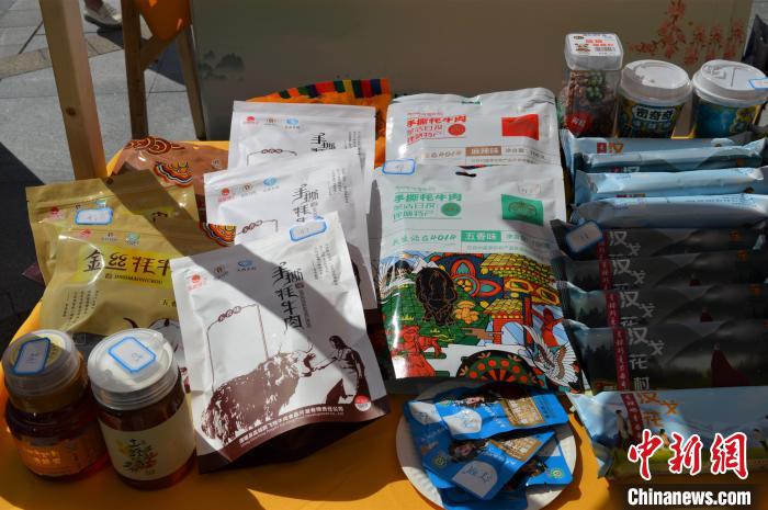 推介活動上的農(nóng)特產(chǎn)品展示?！≈炝杞?攝