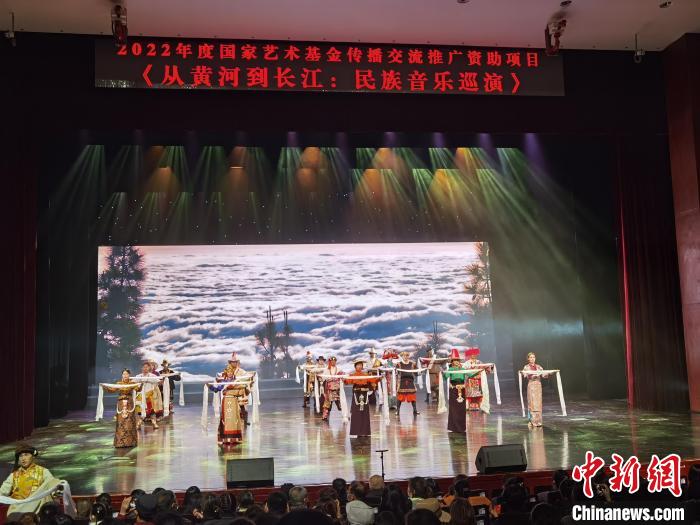 圖為演出現(xiàn)場(chǎng)?！∨擞隄?攝