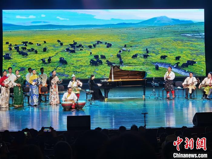 圖為演出現(xiàn)場(chǎng)?！∨擞隄?攝