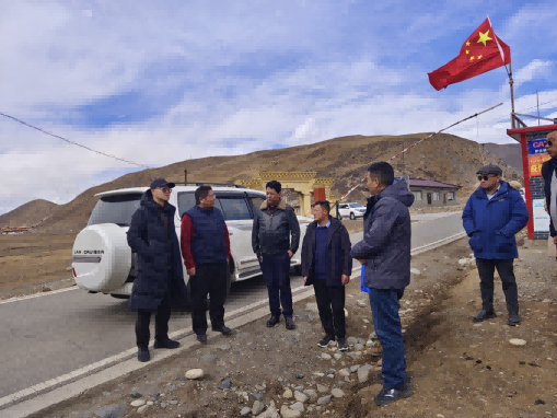 領(lǐng)隊(duì)張力帆（左一）帶隊(duì)實(shí)地調(diào)研援建項(xiàng)目推進(jìn)情況。成都高新區(qū)（簡(jiǎn)陽(yáng)市）第六批對(duì)口支援工作隊(duì)供圖