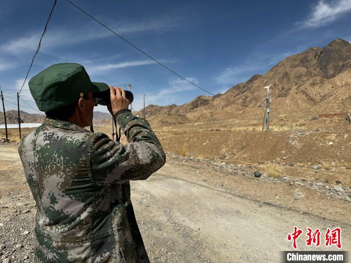 圖為文物保護員費生平正在巡查?！±铍h 攝