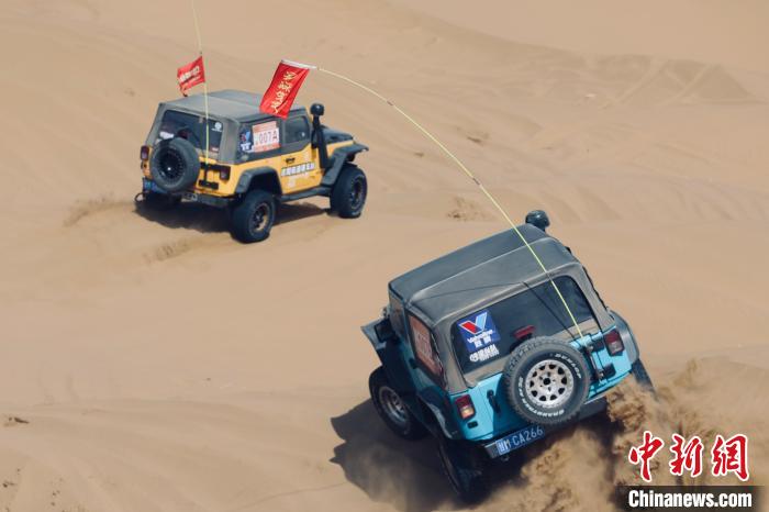 圖為高原沙漠機(jī)車越野挑戰(zhàn)賽現(xiàn)場(chǎng)?！≠F南縣委宣傳部供圖