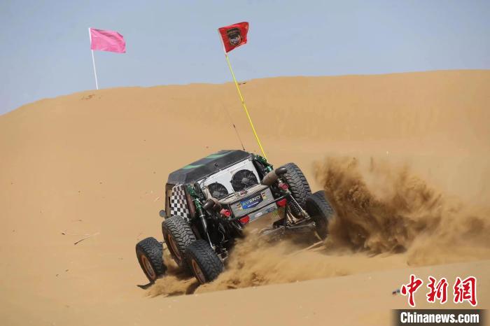 圖為高原沙漠機(jī)車越野挑戰(zhàn)賽現(xiàn)場(chǎng)。　貴南縣委宣傳部供圖