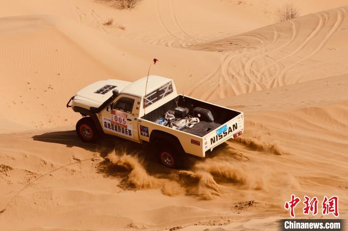 圖為高原沙漠機(jī)車越野挑戰(zhàn)賽現(xiàn)場(chǎng)?！≠F南縣委宣傳部供圖