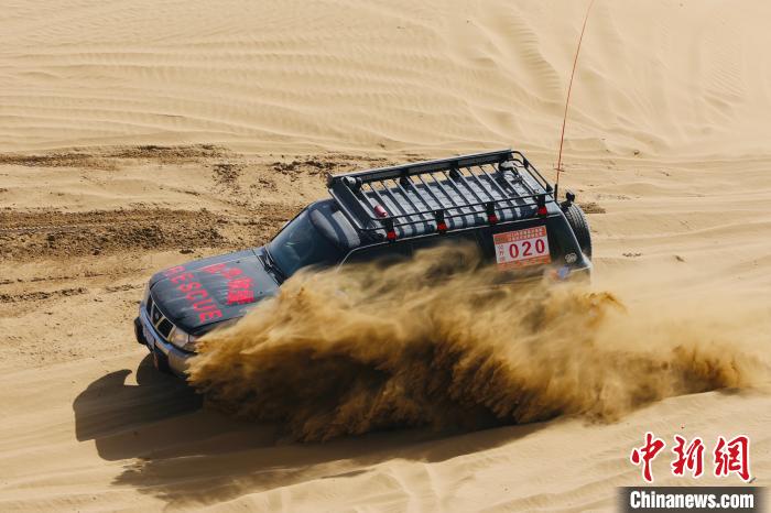 圖為高原沙漠機(jī)車越野挑戰(zhàn)賽現(xiàn)場(chǎng)?！≠F南縣委宣傳部供圖