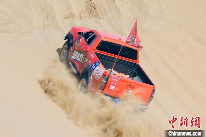 圖為高原沙漠機(jī)車越野挑戰(zhàn)賽現(xiàn)場(chǎng)?！≠F南縣委宣傳部供圖
