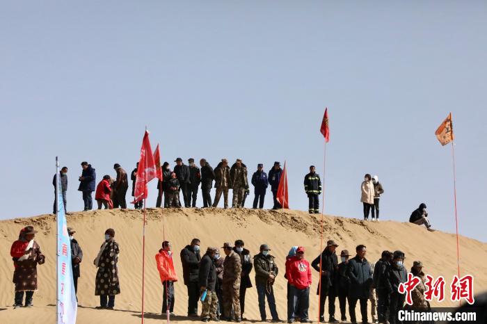 圖為來(lái)自各地的觀眾觀看比賽?！≠F南縣委宣傳部供圖