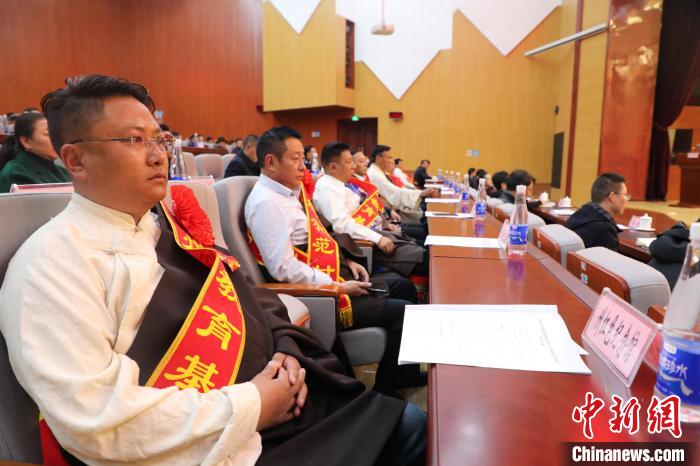 圖為玉樹州民族團結(jié)進步創(chuàng)建工作推進會現(xiàn)場?！『F龍 攝