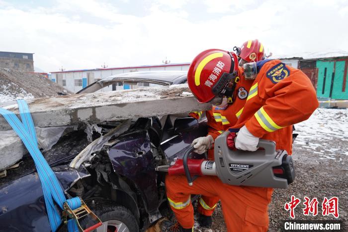 圖為地震實(shí)戰(zhàn)拉動(dòng)現(xiàn)場，參演人員進(jìn)行車輛破拆。　玉樹消防供圖