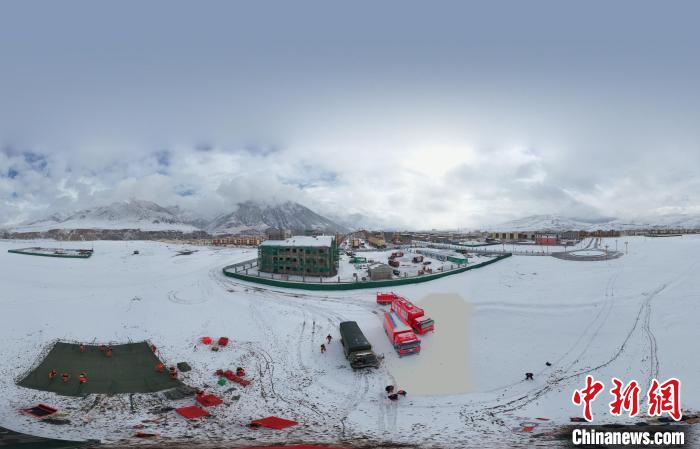 圖為地震實(shí)戰(zhàn)演練現(xiàn)場全景?！∮駱湎拦﹫D