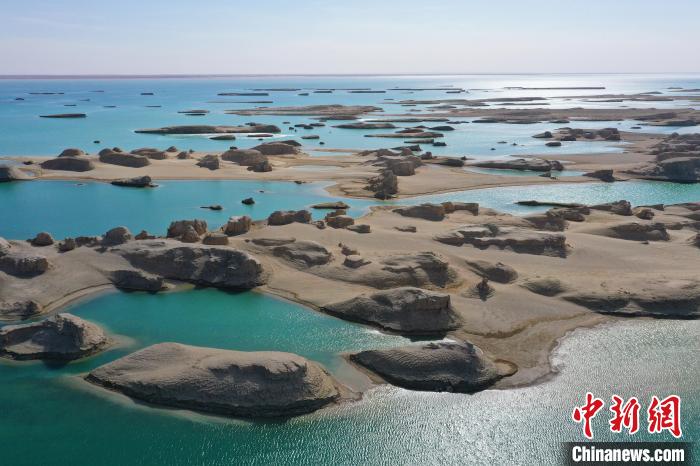 航拍青海大柴旦烏素特水上雅丹奇特景觀?！●R銘言 攝
