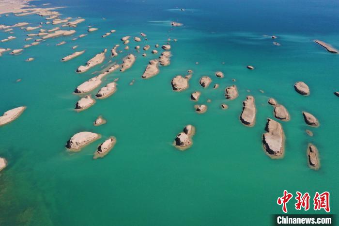 航拍青海大柴旦烏素特水上雅丹奇特景觀?！●R銘言 攝